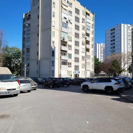 בית אירוח Cozy Near Metro & Airport