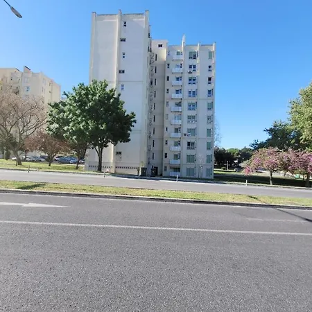 Cozy Near Metro & Airport בית אירוח