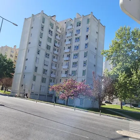Cozy Near Metro & Airport ליסבון
