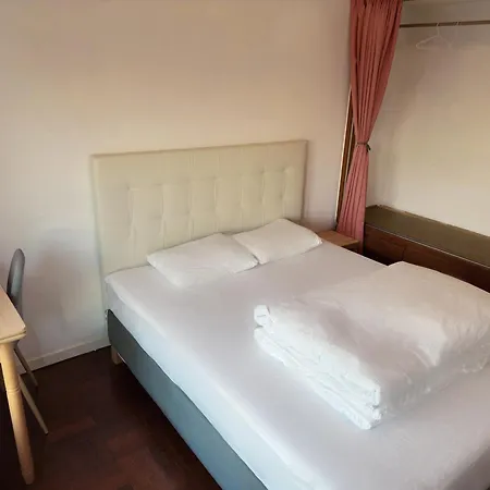 Homestay Cozy Near Metro & Airport Lisbon